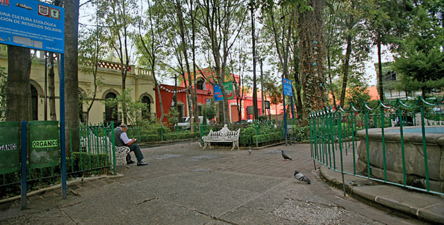 http://www.mexicodesconocido.com.mx/assets/images/barrios%20magicos/mixcoac/mixcoac-barrio-magico-df-plaza-gomez-farias-ene11.jpg