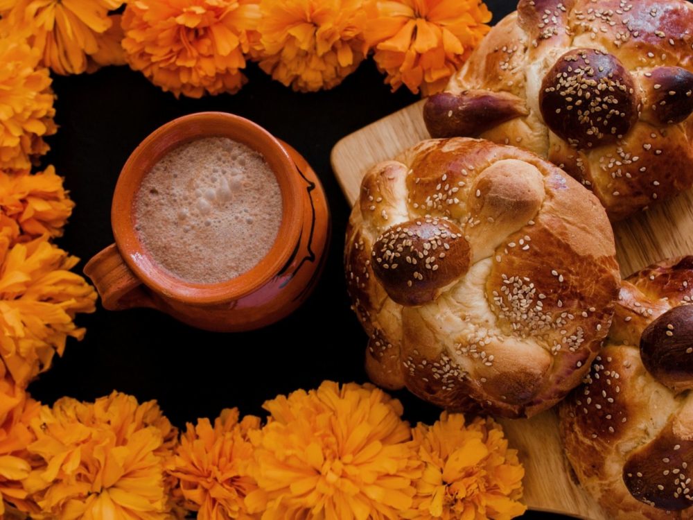 Ofrenda de Día de Muertos altares decoración y gastronomía México