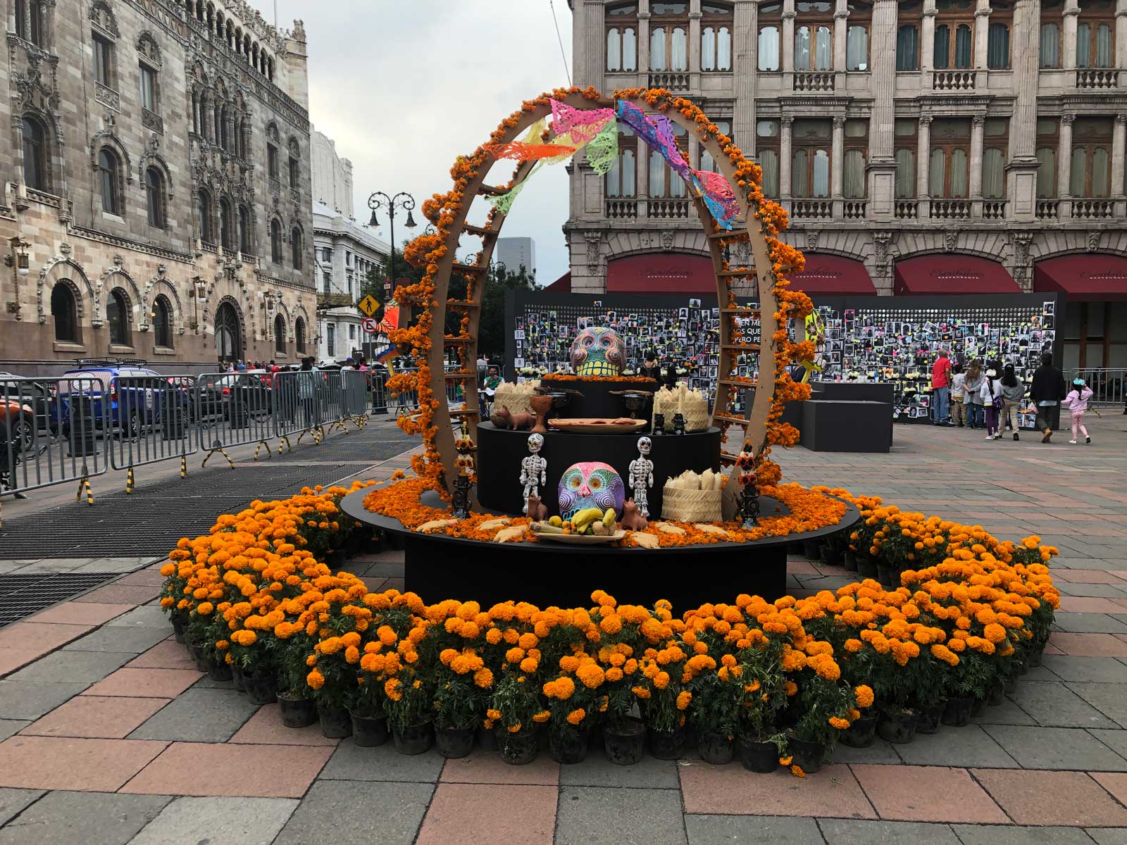 Fotos de la Ofrenda Interactiva en Plaza Tolsá de la CDMX México