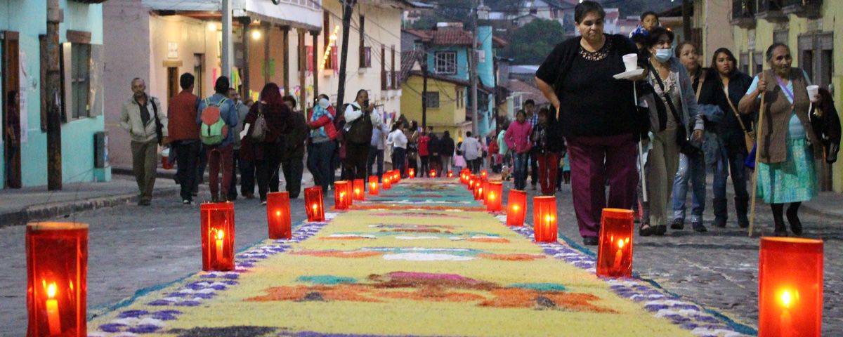 D a de la Santa Cruz en Angangueo espect culo de luz inolvidable