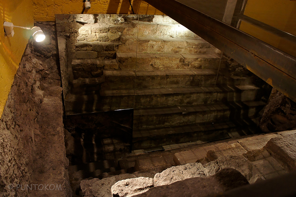 templo-tezcatlipoca-escalinatas