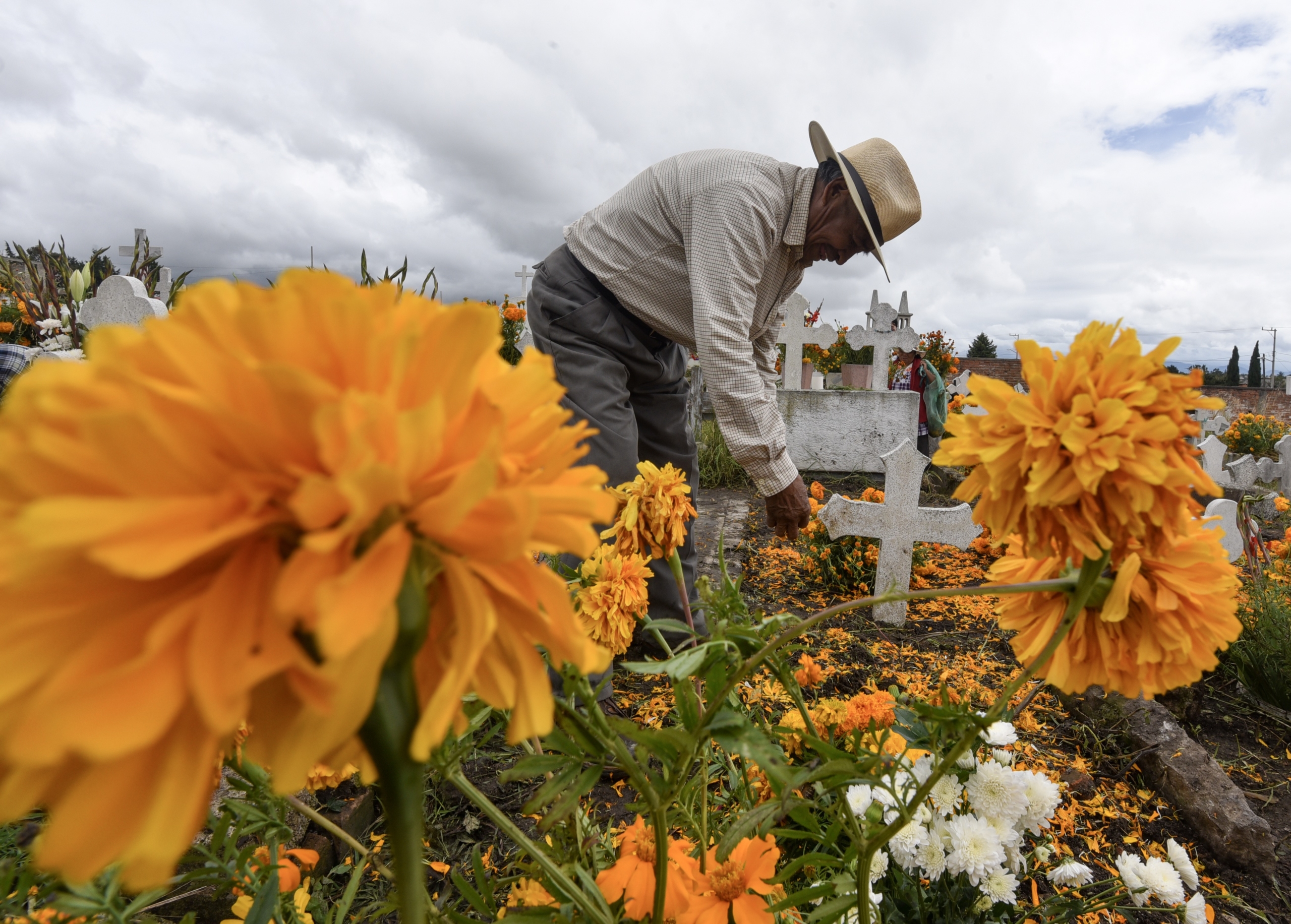 La región otomí que adelanta el Día de Muertos y viste sus panteones con  flores - México Desconocido